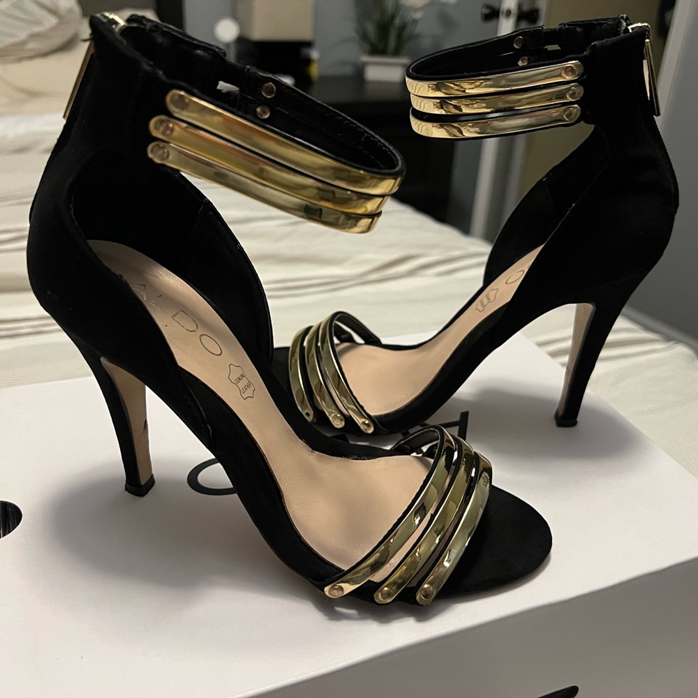 Size 6 Aldo heels, very classy, black and gold